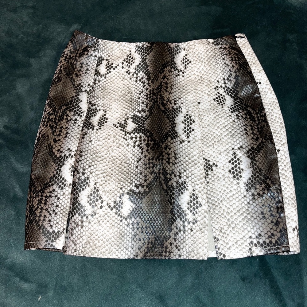 Snakeskin Patterned Skirt (Medium)